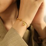 نمای نزدیک دستبند آبکاری طلای ۱۸ عیار PVD بدون نگین برند مایا استون کد MAYA-1601393455851