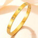 نمای نزدیک النگو آبکاری طلای ۱۸ عیار نگین اتمی برند مایا استون کد MAYA-1601815744270