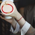 نمای نزدیک دستبند آبکاری طلای ۱۸ عیار بدون نگین برند مایا استون کد MY072215