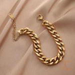 نمای نزدیک دستبند زنجیری آبکاری طلای ۱۸ عیار بدون نگین برند مایا استون کد MY1258