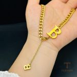 نمای بیشتر دستبند طرح حروف نگین‌دار مردانه کد MY233231