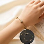 نمای نزدیک دستبند آبکاری طلای ۱۸ عیار نگین اتمی برند مایا استون کد MYB262