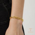 نمای نزدیک دستبند آبکاری طلای ۱۸ عیار نگین‌دار برند مایا استون کد N234
