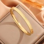 دستبند استیل ضدزنگ آبکاری طلای ۱۸ عیار نگین اتمی برند مایا استون کد T13