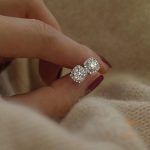 گوشواره مس ضد حساسیت آبکاری طلای ۱۸ عیار نگین اتمی برند مایا استون کد MAYA-1601087243607