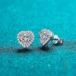 نمای نزدیک گوشواره آبکاری طلای ۱۸ عیار نگین اتمی برند مایا استون کد MAYA-1601087175741