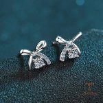 نمای نزدیک گوشواره آبکاری طلای ۱۸ عیار نگین اتمی برند مایا استون کد MAYA-1601089308462