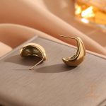 نمای نزدیک گوشواره آبکاری طلای ۱۸ عیار بدون نگین برند مایا استون کد MAYA-1601057774572