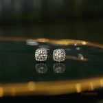 نمای نزدیک گوشواره آبکاری طلای ۱۸ عیار نگین اتمی برند مایا استون کد MAYA-1601087243607