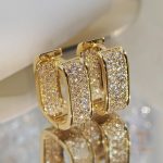 نمای نزدیک گوشواره میخی آبکاری طلای ۱۸ عیار نگین اتمی برند مایا استون کد MY0011