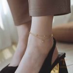 نمای نزدیک آویز آبکاری طلای ۱۸ عیار نگین اتمی برند مایا استون کد MYJL007