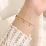 نمای نزدیک آویز آبکاری طلای ۱۸ عیار نگین اتمی برند مایا استون کد MYJL009