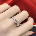 نمای نزدیک انگشتر آبکاری طلای سفید (رادیوم) نگین اتمی برند مایا استون کد MAYA-1601086678617