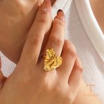 نمای نزدیک انگشتر آبکاری طلای ۱۸ عیار نگین‌دار برند مایا استون کد R1182