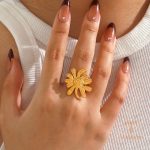 نمای نزدیک انگشتر آبکاری طلای ۱۸ عیار نگین‌دار برند مایا استون کد R1186