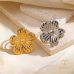 تصویر محصول انگشتر طرح گل آبکاری طلای ۱۸ عیار نگین‌دار برند مایا استون کد R1190