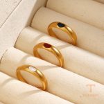 نمای نزدیک انگشتر آبکاری طلای ۱۸ عیار نگین‌دار برند مایا استون کد R1192