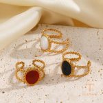 نمای نزدیک انگشتر آبکاری طلای ۱۸ عیار نگین‌دار برند مایا استون کد R1205