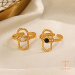 نمای نزدیک انگشتر آبکاری طلای ۱۸ عیار نگین‌دار برند مایا استون کد R1220