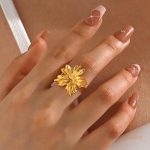 تصویر محصول انگشتر طرح گل | هندسی آبکاری طلای ۱۸ عیار PVD برند مایا استون کد R1226