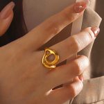 نمای نزدیک انگشتر آبکاری طلای ۱۸ عیار نگین‌دار برند مایا استون کد R1234