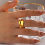 زاویه دیگر انگشتر استیل ضدزنگ آبکاری طلای ۱۸ عیار برند مایا استون کد R1238