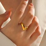 نمای نزدیک انگشتر آبکاری طلای ۱۸ عیار نگین‌دار برند مایا استون کد R1246