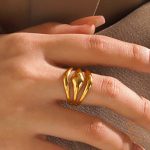 نمای نزدیک انگشتر آبکاری طلای ۱۸ عیار نگین‌دار برند مایا استون کد R1254