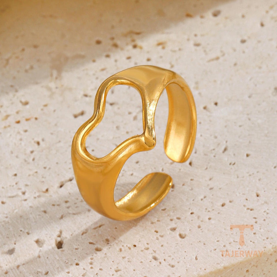 نمای نزدیک انگشتر آبکاری طلای ۱۸ عیار نگیندار برند مایا استون کد R1256