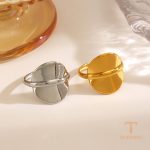 نمای نزدیک انگشتر آبکاری طلای ۱۸ عیار نگین‌دار برند مایا استون کد R1266