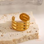 نمای نزدیک انگشتر آبکاری طلای ۱۸ عیار PVD نگین‌دار برند مایا استون کد R1270