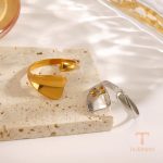 نمای نزدیک انگشتر آبکاری طلای ۱۸ عیار نگین‌دار برند مایا استون کد R1276