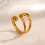 نمای نزدیک انگشتر آبکاری طلای ۱۸ عیار نگین‌دار برند مایا استون کد R1278