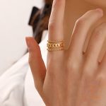نمای نزدیک انگشتر آبکاری طلای ۱۸ عیار نگین‌دار برند مایا استون کد R1282