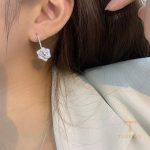 نمای بیشتر گوشواره طرح گل نگین اتمی زنانه کد MY0019