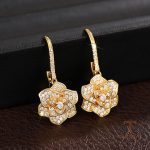 گوشواره طرح گل با نگین اتمی از مس ضد حساسیت و آبکاری طلای ۱۸ عیار و رادیوم برند مایا استون - تصویر 8