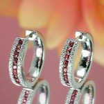 نمای نزدیک گوشواره آبکاری طلای ۱۸ عیار نگین اتمی برند مایا استون کد MY0037