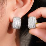 گوشواره میخی مربعی با نگین اتمی و آبکاری طلای ۱۸ عیار و رادیوم برند مایا استون - تصویر 8