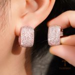 گوشواره میخی مربعی با نگین اتمی و آبکاری طلای ۱۸ عیار و رادیوم برند مایا استون - تصویر 9