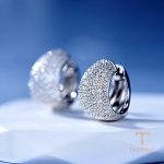 نمای نزدیک گوشواره آبکاری طلای سفید (رادیوم) نگین اتمی برند مایا استون کد MY0041