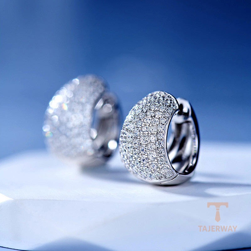 نمای نزدیک گوشواره آبکاری طلای سفید (رادیوم) نگین اتمی برند مایا استون کد MY0041