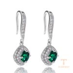نمای نزدیک گوشواره آبکاری طلای ۱۸ عیار نگین اتمی برند مایا استون کد MY0043