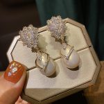 گوشواره آویز طرح قطره‌ای با نگین زیرکن و مروارید مصنوعی از مس ضد حساسیت و آبکاری طلای ۱۸ عیار و رادیوم برند مایا استون - تصویر 7