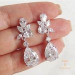گوشواره آویز طرح قطره‌ای با نگین اتمی از مس ضد حساسیت و آبکاری طلای ۱۸ عیار و رادیوم برند مایا استون - تصویر 8