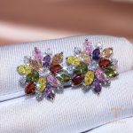 گوشواره میخی دو لایه طرح گل آفتابگردان با نگین اتمی و آبکاری رادیوم نقره‌ای برند مایا استون - تصویر 13