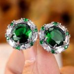 نمای نزدیک گوشواره میخی آبکاری طلای ۱۸ عیار نگین اتمی برند مایا استون کد MY0050