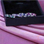 نمای نزدیک گوشواره میخی آبکاری طلای ۱۸ عیار نگین اتمی برند مایا استون کد MY0052