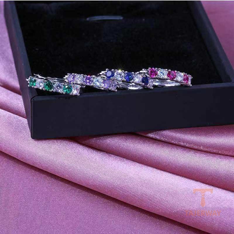 نمای نزدیک گوشواره میخی آبکاری طلای ۱۸ عیار نگین اتمی برند مایا استون کد MY0052