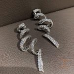 نمای نزدیک گوشواره میخی آبکاری طلای ۱۸ عیار نگین اتمی برند مایا استون کد MY0054