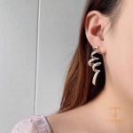 تصویر محصول گوشواره میخی هندسی آبکاری طلای ۱۸ عیار نگین اتمی برند مایا استون کد MY0054